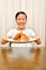 フライドチキンを食べる女の子