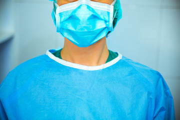 Enfermera con mascarilla, uniforme y gorro para poder enfrentarse a cualquier pandemia con total...