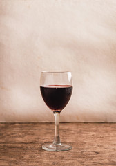 Delicious glass of red wine. It came to accompany meals, with the glass sweating from the temperature of the wine.