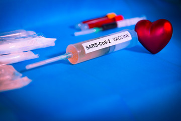 Vacuna del coronavirus concepto, con un corazón en símbolo de salvar vidas y una jeringuilla con...