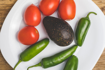Tomates verdes y rojos chiles, cebollas, aguacate
