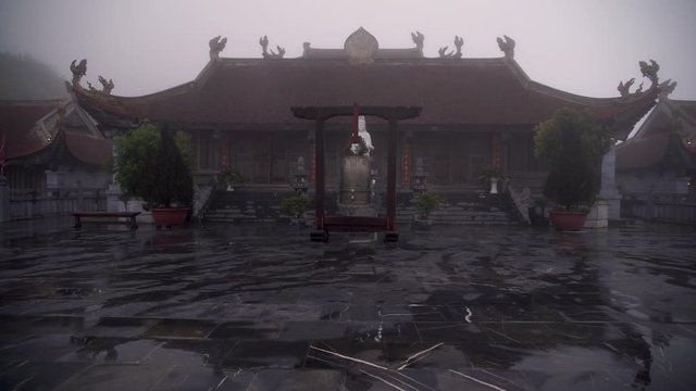 Templo budista entre nubes