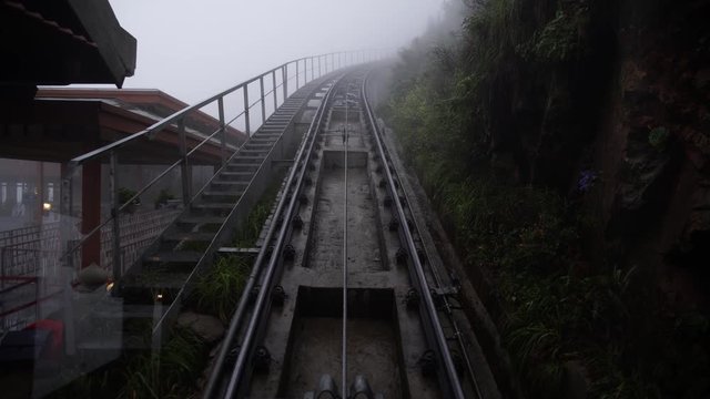 Tren entre las monta&ntilde;as en d&iacute;a nublado
