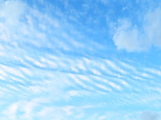 日本の田舎の風景　10月　青空と薄いうろこ雲