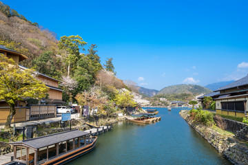 Fototapeta na wymiar 嵐山の春　渡月小橋の風景