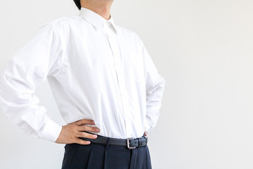 腰に手を当て胸を張っている、ワイシャツを着た男性