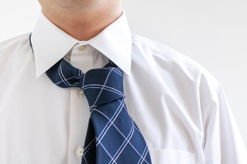 失敗して曲がったネクタイの男性