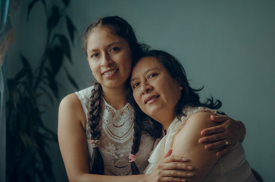 Madre e hija conviviendo juntas