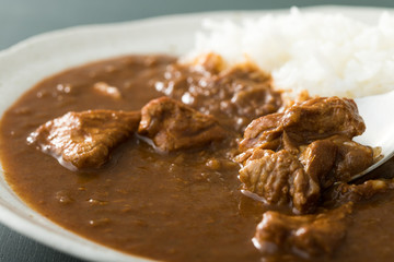 コトコト煮込んだチキンカレーのアップ