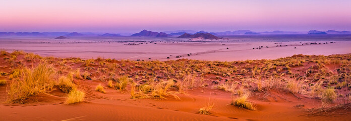 Uitzicht op Sesriem bij zonsondergang vanaf de top van het Elim-duin in Namibië.