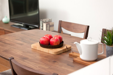 テーブルのりんご