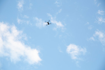 Drone alto nel cielo blu con pochissime nuvole