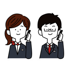 スマホで電話をかける接客業の男女