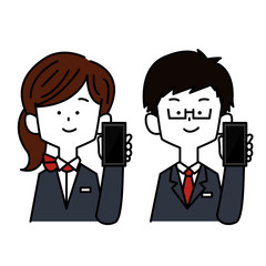 スマホを見せる接客業の男女