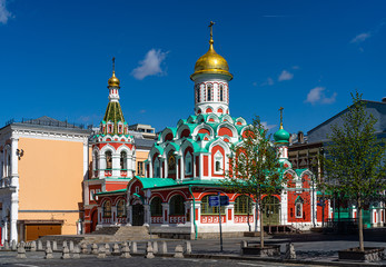 Fototapeta na wymiar Kazan Cathedral located on the Red Square at the Voskresenskiye gates