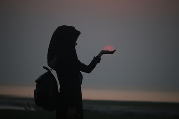 Fototapeta premium silhouette of a woman in sunset