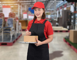 Female staff Delivering products Sign the signature on the product receipt form with parcel boxes