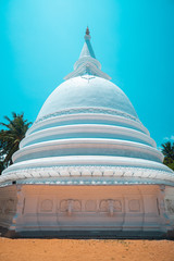 Biała stupa, świątynia buddyjska oraz posąg.