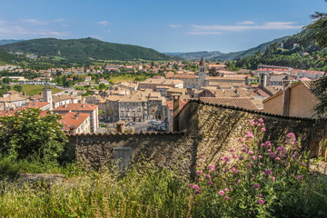 Fototapeta na wymiar Blick auf die Altstadt von Sisteron
