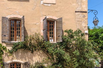 Fototapeta na wymiar Landhaus im Provence Dorf Oppede-Le-Vieux