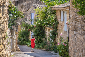 Frau mit rotem Kleid in der Altstadt von Oppede-le-Vieux