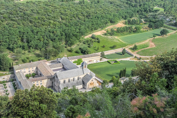 Fototapeta na wymiar Blick auf die Abtei Senanque im Luberon