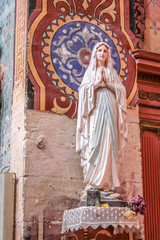 Madonna-Statue in der Kirche von Gordes
