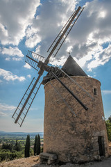 Fototapeta na wymiar Alte Windmühle in Saint-Saturnin-les-Apt