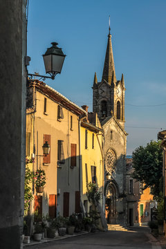Gasse und Dorfkirche in Villars