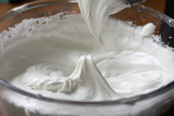 Stiff meringue peaks