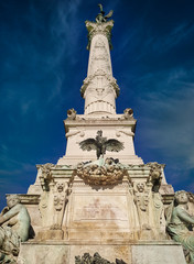 Fototapeta na wymiar Perspectiva del monumento Aux Girondins en Burdeos