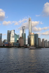 Gratte-ciels et fleuve &agrave; Shanghai, Chine	