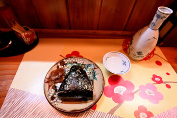 おにぎりと日本酒、自粛ムードのお家ごはん