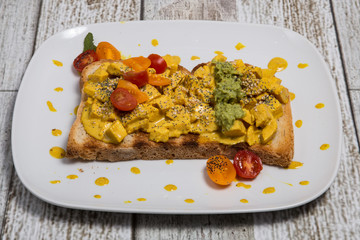 Toast with salmon and vegetables