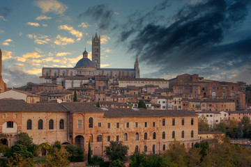 Fototapeta premium vistas de la ciudad monumental de Siena, Italia