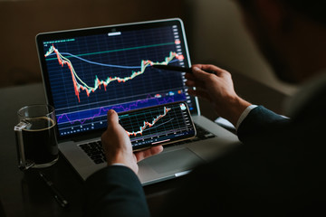 investment stockbroker profit analysis