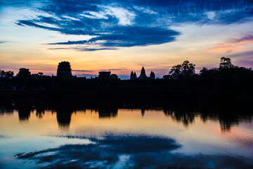 Fototapeta na wymiar Sunrise behind the main tower at Angkor Wat