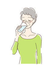 コップの水を飲む女性