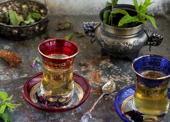 aromatischer tee in traditionell orientalischen gläsern mit minze