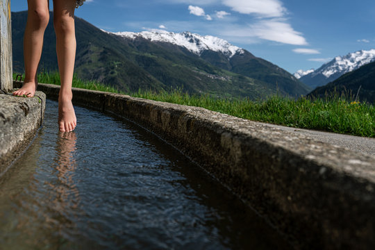 Wasser Suone in mitten der Schweizer Berge