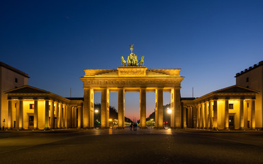 Obraz premium Branderburger Tor at Night in Black and White