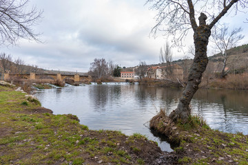 Fototapeta premium Medieval bridge in Duero river (Soria, Spain).