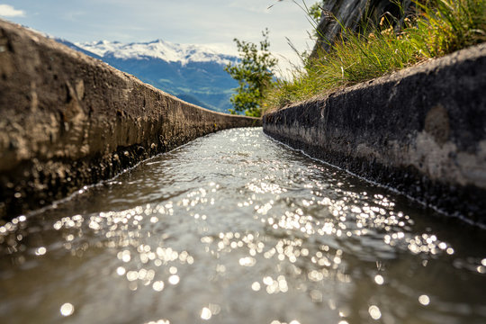 Wanderweg neben den Suone in der Schweiz im Wallis