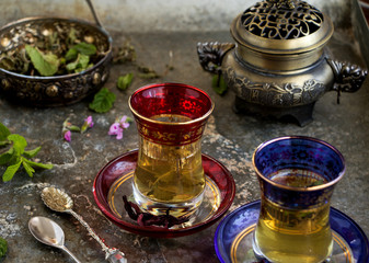 duftender kräutertee in orientalischen gläser und eine teekann