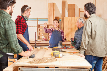 Junge Frau als Schreiner Azubi in der Lehre