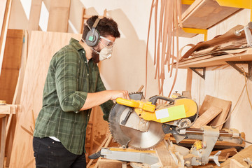 Handwerker mit Gehörschutz und Atemschutz