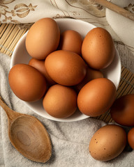 Docena de huevos en un cuenco blanco