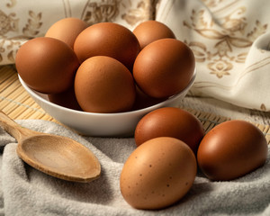 Docena de huevos en un cuenco blanco