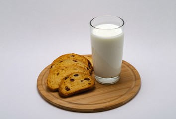 baked goods, crackers with raisins, crackers, crispy and a glass of milk