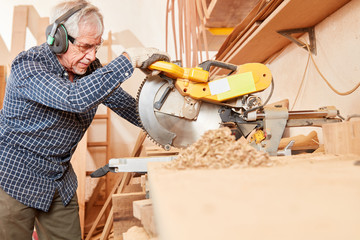 Tischler Meister arbeitet an der Kappsäge